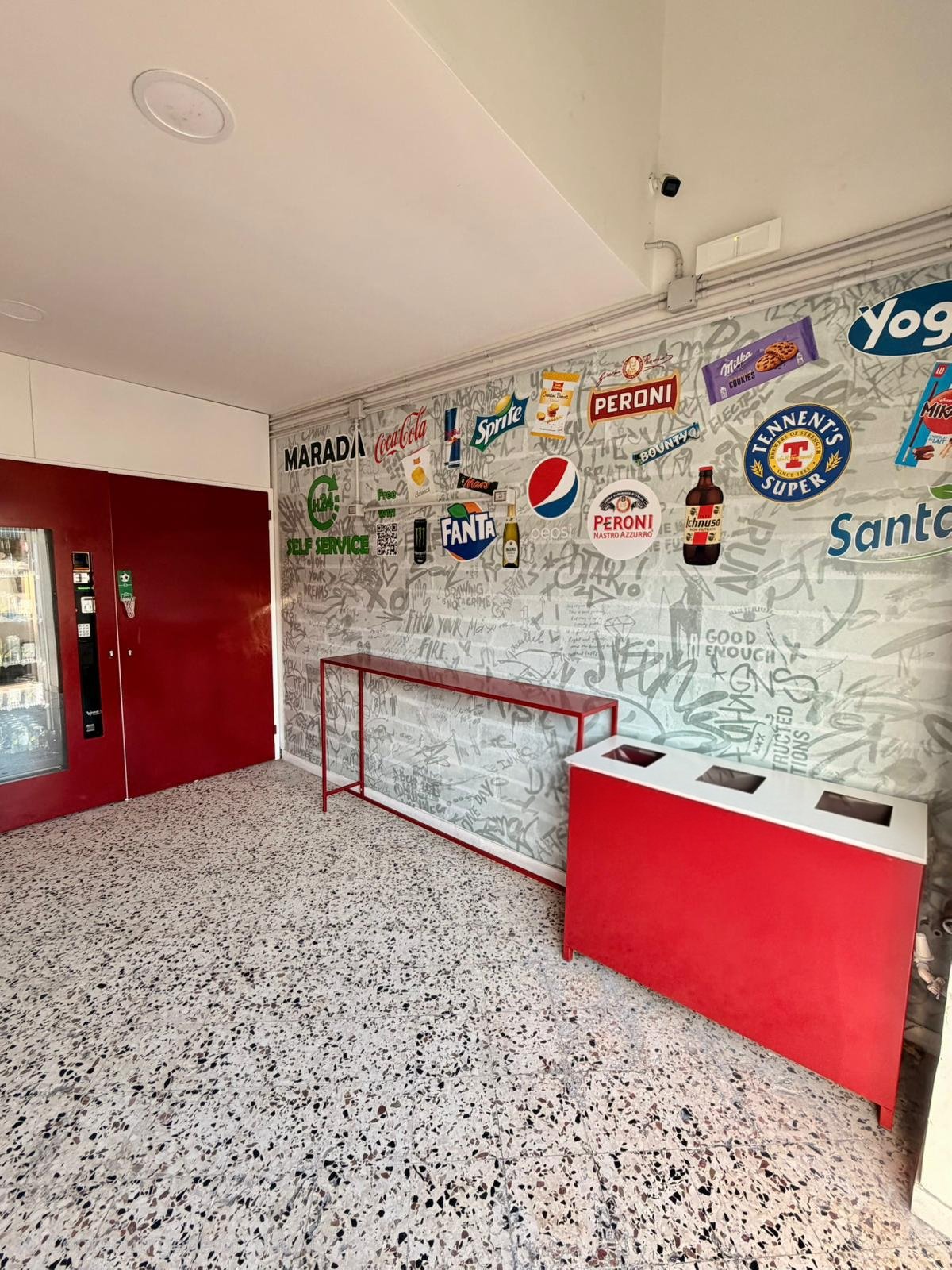 MARADA SELF SERVICE H24 - Interno con parete brand